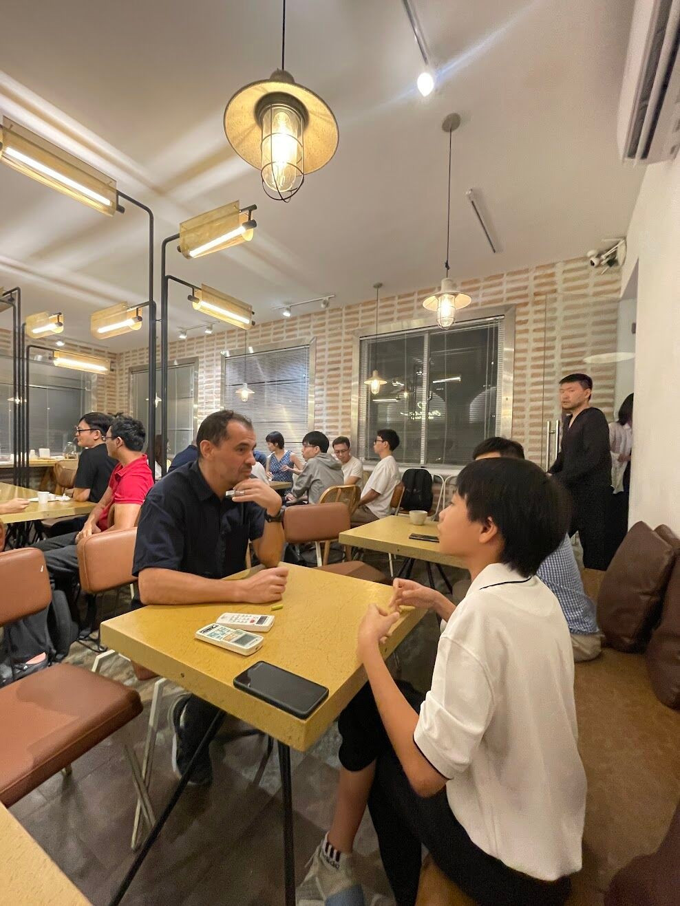 Trong vai trò này, cậu có nhiệm vụ kết nối với khách hàng quốc tế với mục tiêu đầy thách thức: đạt 1000 người dùng thử trên toàn cầu trong vòng 100 ngày.