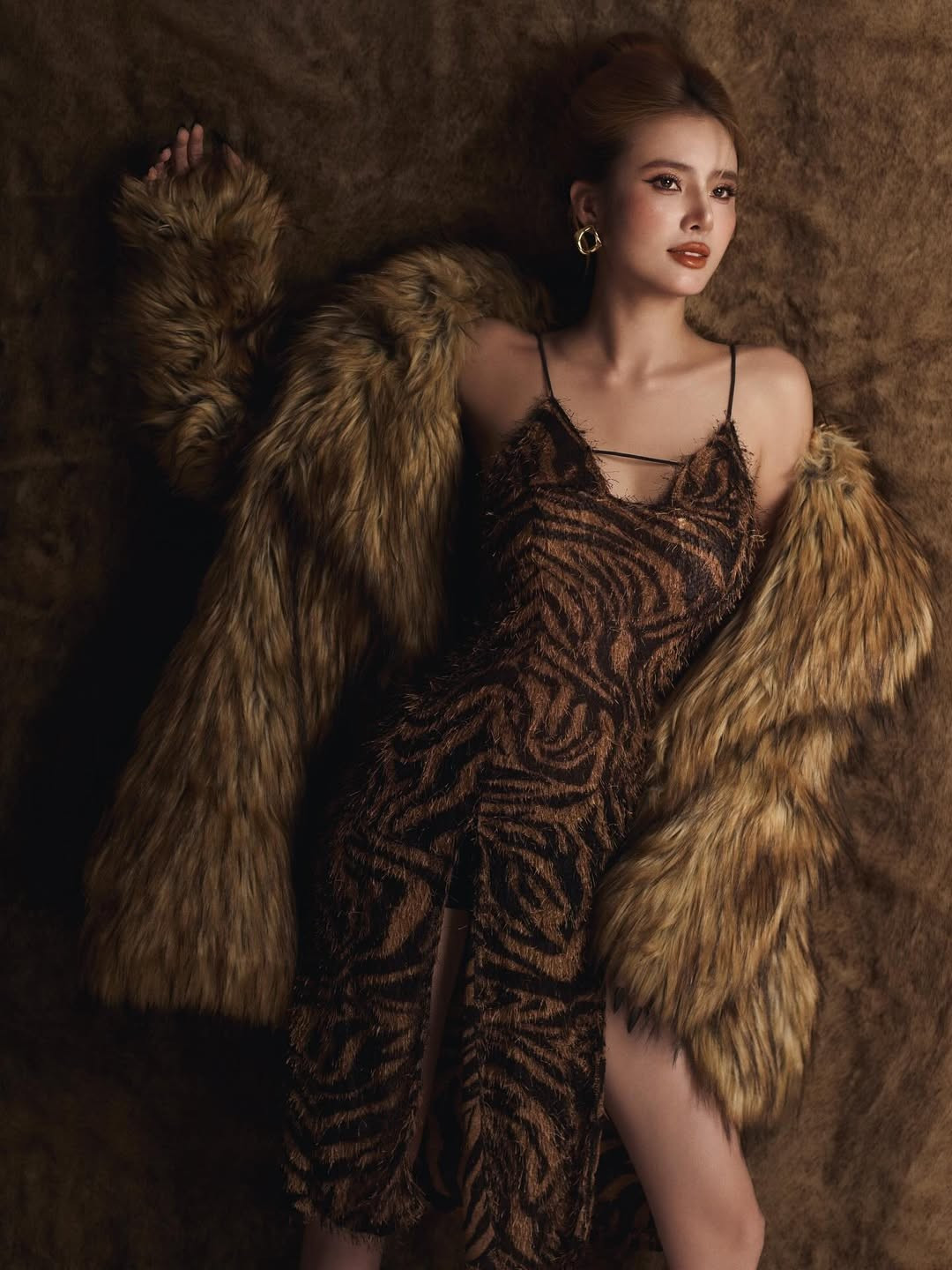 Sức cuốn hút của Khánh Chi còn đến từ thần thái của cô nàng toát ra trong từng khoảnh khắc, khi thì cô nàng nhìn thẳng vào ống kính, lúc lại hướng ánh mắt xa xăm. (Ảnh: IGNV)