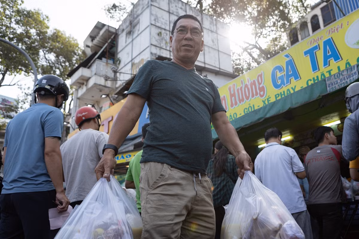 Ông Lý Chí Hùng (phường Nhiêu Lộc) di chuyển hơn 15 phút để đến nơi bán gà. "Đây là quán gà luộc có tiếng, thịt chắc, da giòn sần sật nên gia đình tôi thường xuyên mua", ông nói. Ông Hùng cho biết đại diện 4 gia đình họ hàng để mua 4 con gà trống luộc.
