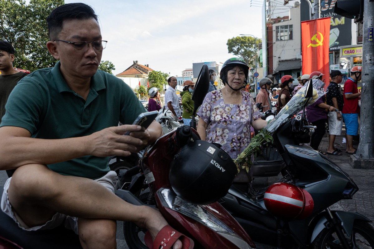 Bà Huệ (ngụ phường Sài Gòn) đang chờ người nhà mua gà cúng. Trước đó, bà Huệ đi chợ mua hoa, chuẩn bị cho mâm cúng. "Cúng gà tiễn đưa ông bà là một nét văn hóa rất đẹp trong những ngày Tết", bà Huệ nói.