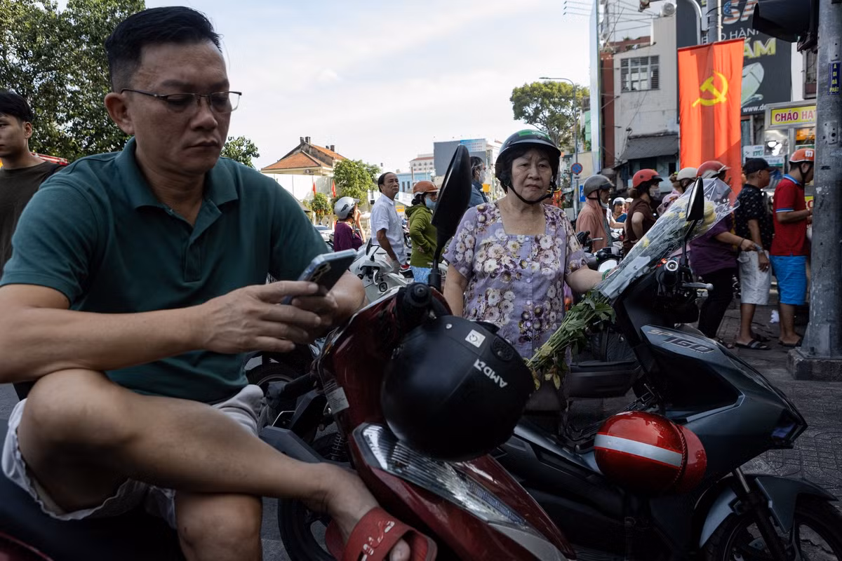 Bà Huệ (ngụ phường Sài Gòn) đang chờ người nhà mua gà cúng. Trước đó, bà Huệ đi chợ mua hoa, chuẩn bị cho mâm cúng. "Cúng gà tiễn đưa ông bà là một nét văn hóa rất đẹp trong những ngày Tết", bà Huệ nói.