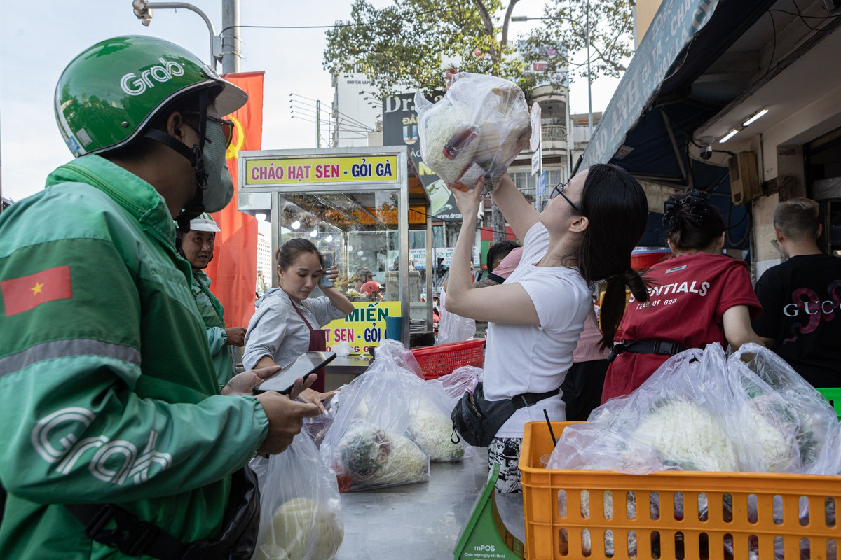 Chia sẻ với Tri thức - Znews, chị Bảo Anh, chủ quán gà trên đường Trần Phú cho biết năm nay quán bán 1.300 con, nhiều hơn năm ngoái 300 con, mỗi phần có giá 170.000 đồng. "Phần lớn khách mua chọn gà trống để làm giỗ cúng", chị Bảo Anh cho biết.