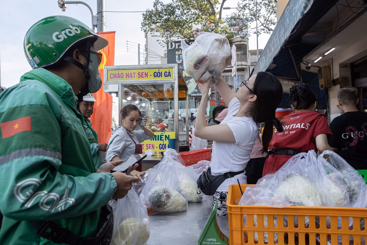 Chia sẻ với Tri thức - Znews, chị Bảo Anh, chủ quán gà trên đường Trần Phú cho biết năm nay quán bán 1.300 con, nhiều hơn năm ngoái 300 con, mỗi phần có giá 170.000 đồng. "Phần lớn khách mua chọn gà trống để làm giỗ cúng", chị Bảo Anh cho biết.