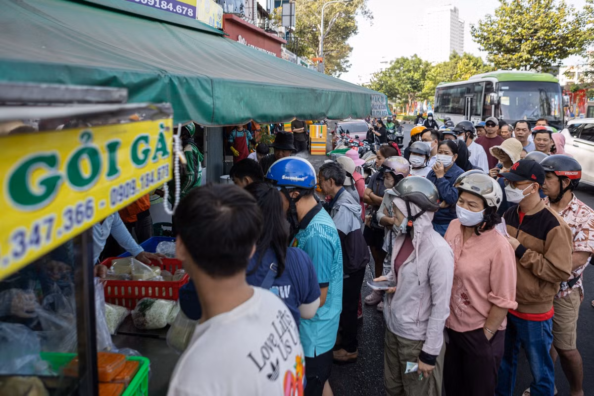 Việc xếp hàng dài không ảnh hưởng quá nhiều đến lưu thông của xe cộ trên đường.