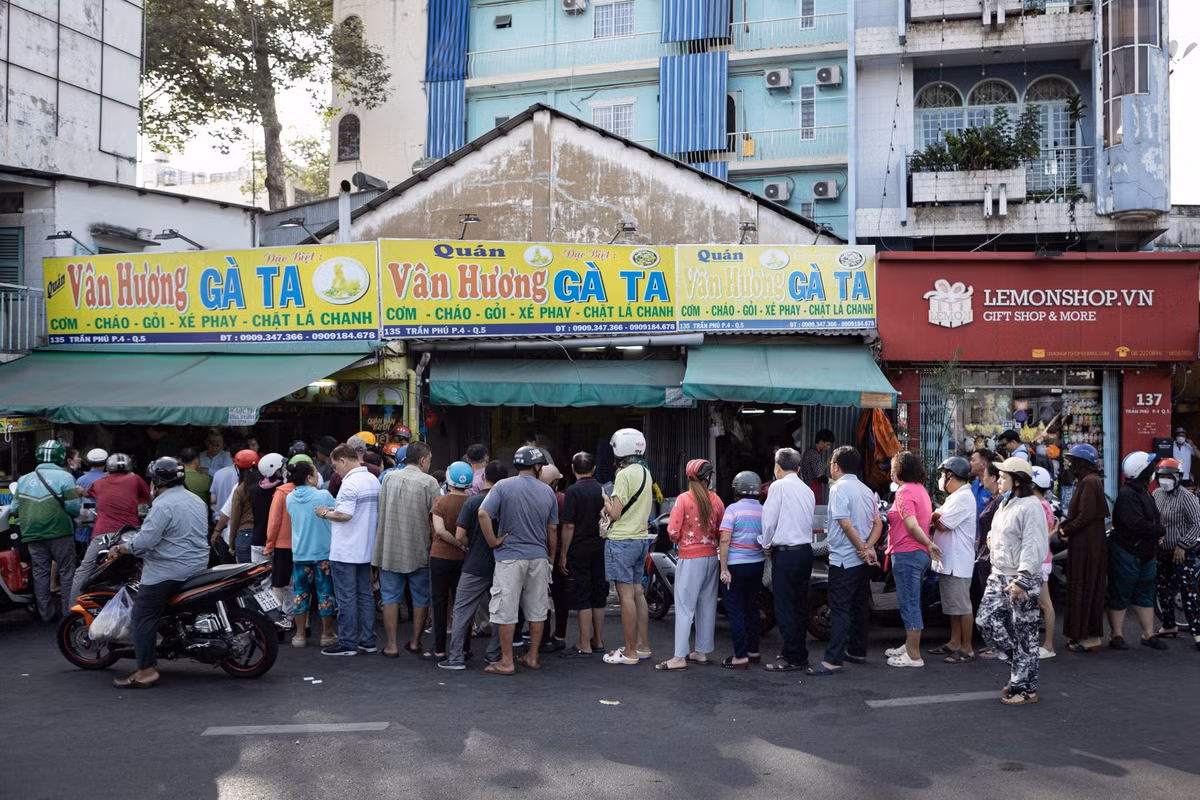 8h sáng ngày 19/1 (tức mùng 3 Tết), dòng người xếp hàng để mua gà cúng tiễn đưa ông bà. Hôm nay, các cửa hàng bán gà cúng trên đường Trần Phú (quận 5 cũ) bắt đầu đón khách từ 5h, về trưa lượng khách đến mua càng đông.