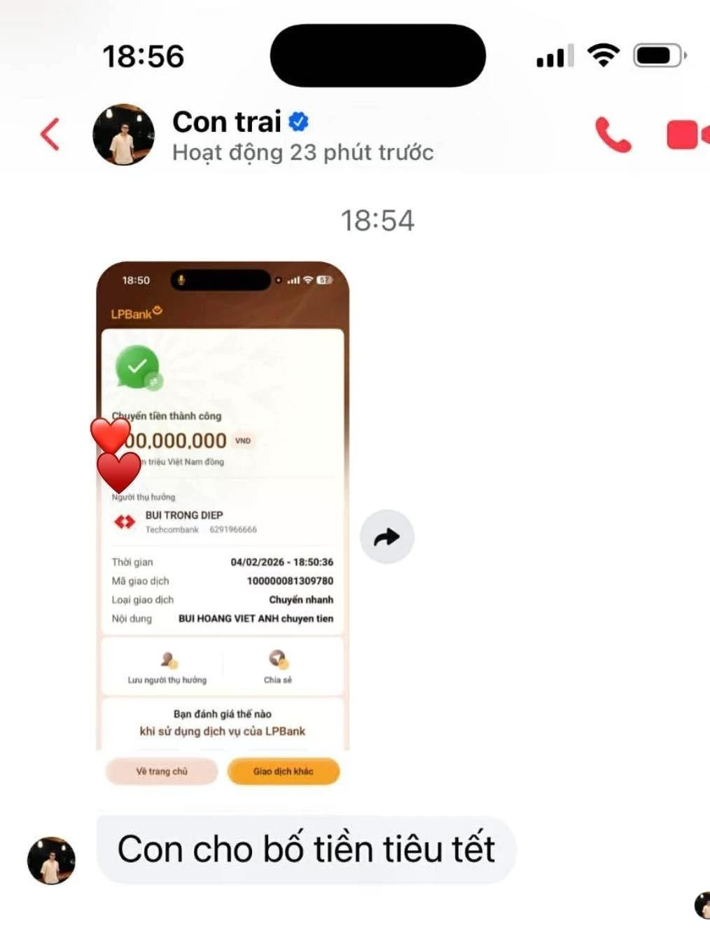 Trên trang cá nhân, bà Nguyễn Thị Thắm - mẹ của trung vệ Bùi Hoàng Việt Anh - mới đây đã chia sẻ khoảnh khắc đầy tự hào về cậu con trai. Bà đăng tải dòng trạng thái: "Thưởng Tết của con trai yêu dành cho bố mẹ. Cảm ơn con trai". Kèm theo đó là hình ảnh màn hình chuyển khoản (đã che một phần số tiền) nhưng vẫn đủ để cư dân mạng tinh mắt nhận ra con số bắt đầu bằng hàng trăm triệu. (Ảnh: Nguyễn Thắm)