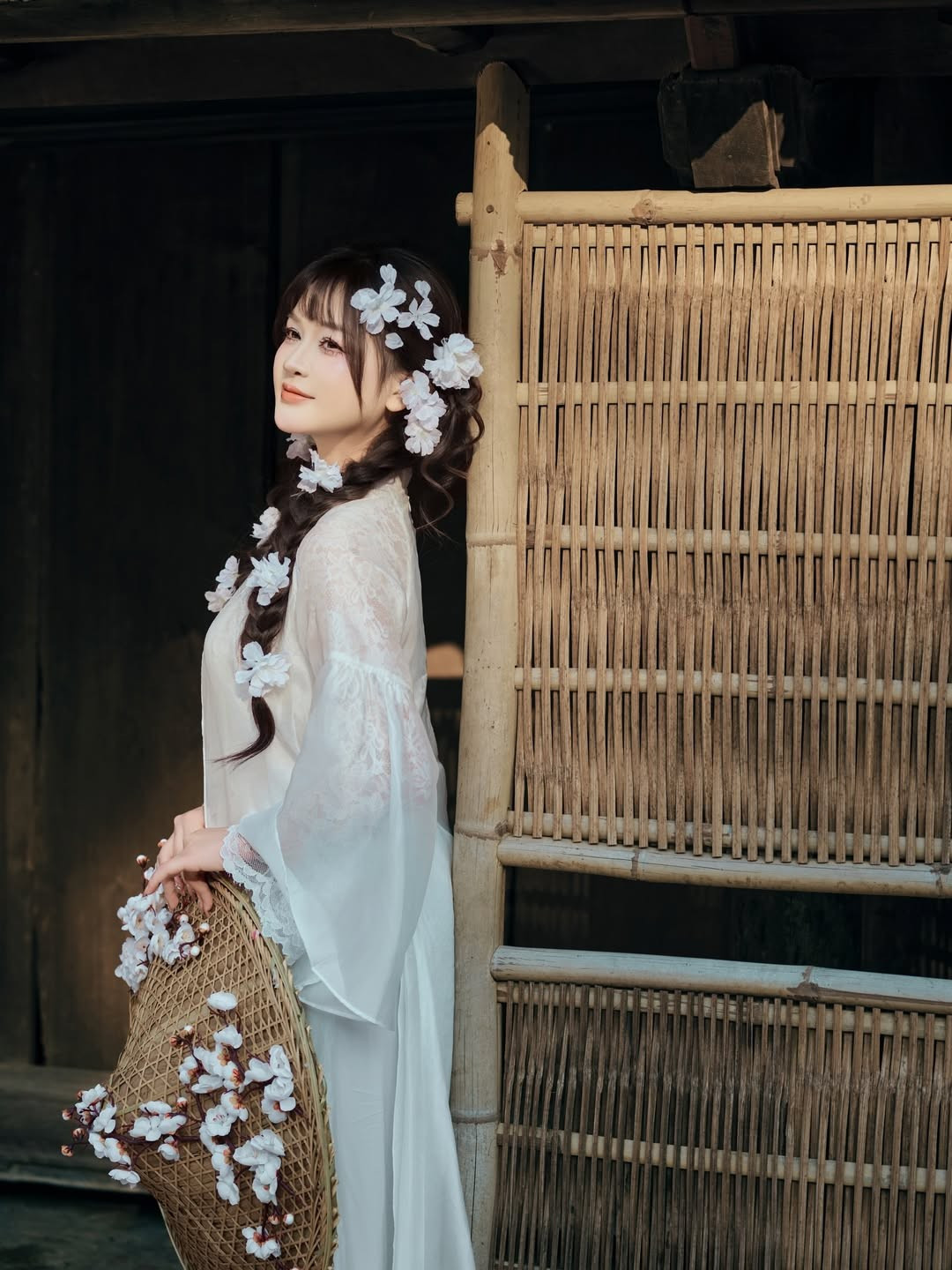 Đặc biệt, Lyly Sury đã nhận được vô số lời khen ngợi nhờ gu thẩm mỹ chọn phụ kiện. (Ảnh: IGNV)