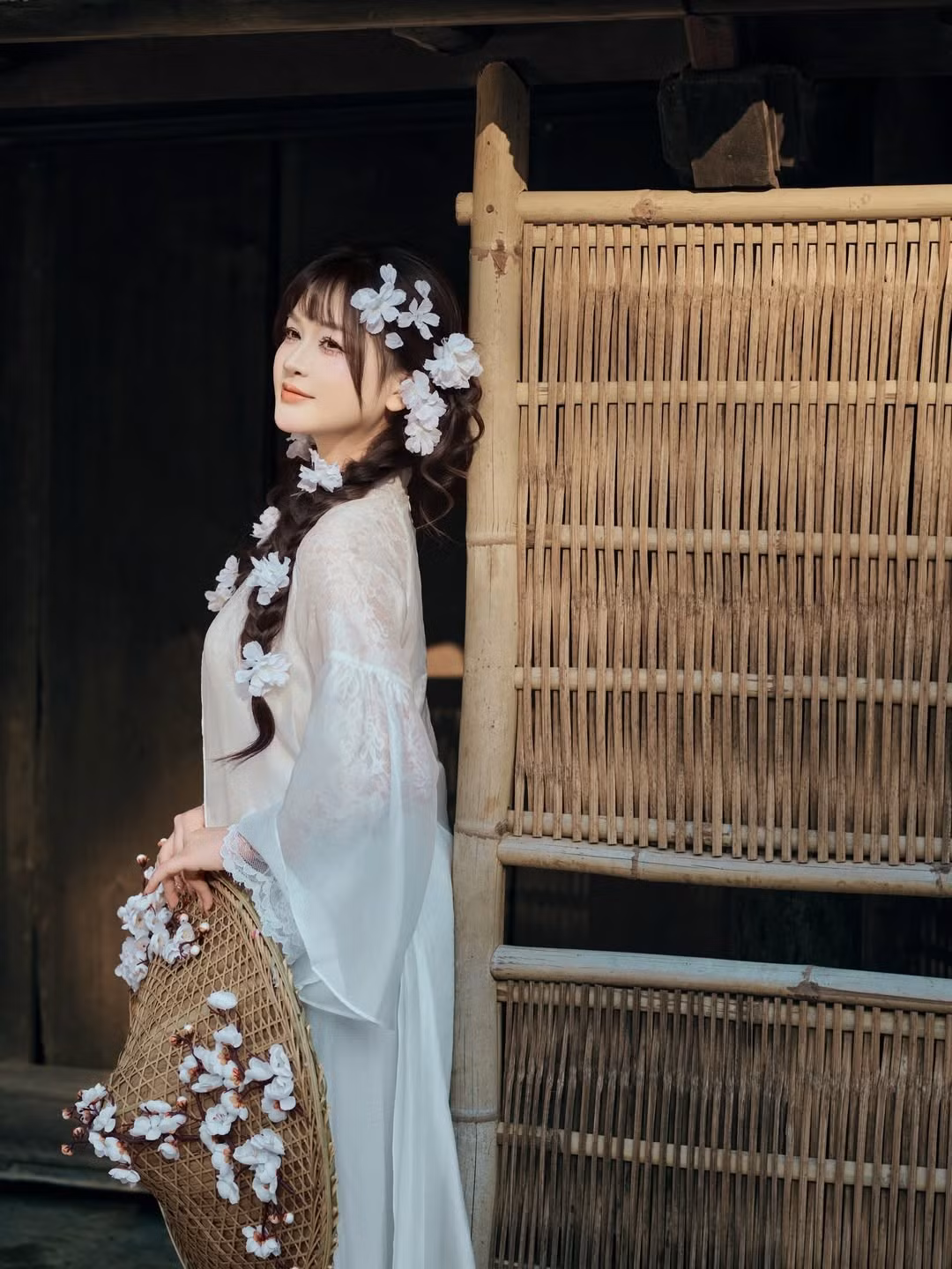 Đặc biệt, Lyly Sury đã nhận được vô số lời khen ngợi nhờ gu thẩm mỹ chọn phụ kiện. (Ảnh: IGNV)