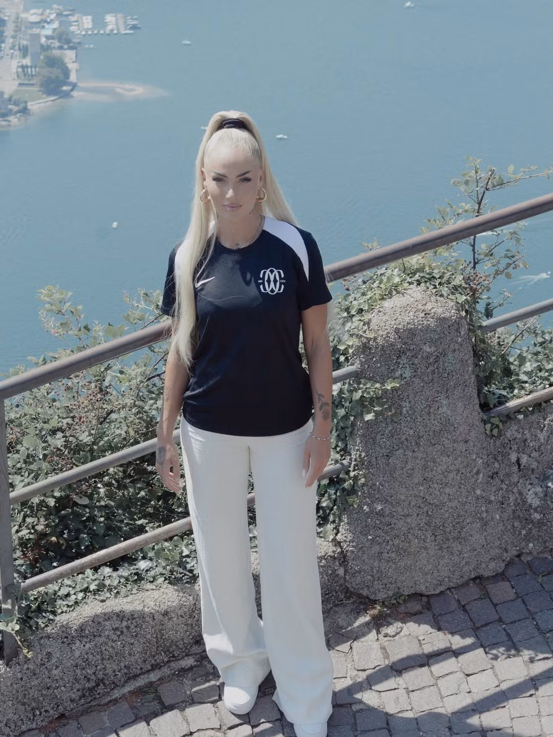 Ngay sau bài thông báo của FC Como Women về việc gia nhập của Alisha Lehmann, mới đây cô nàng cũng cập nhật hình ảnh mới của bản thân trong màu áo Como Women. (Ảnh: Instagram @alishalehmann7)