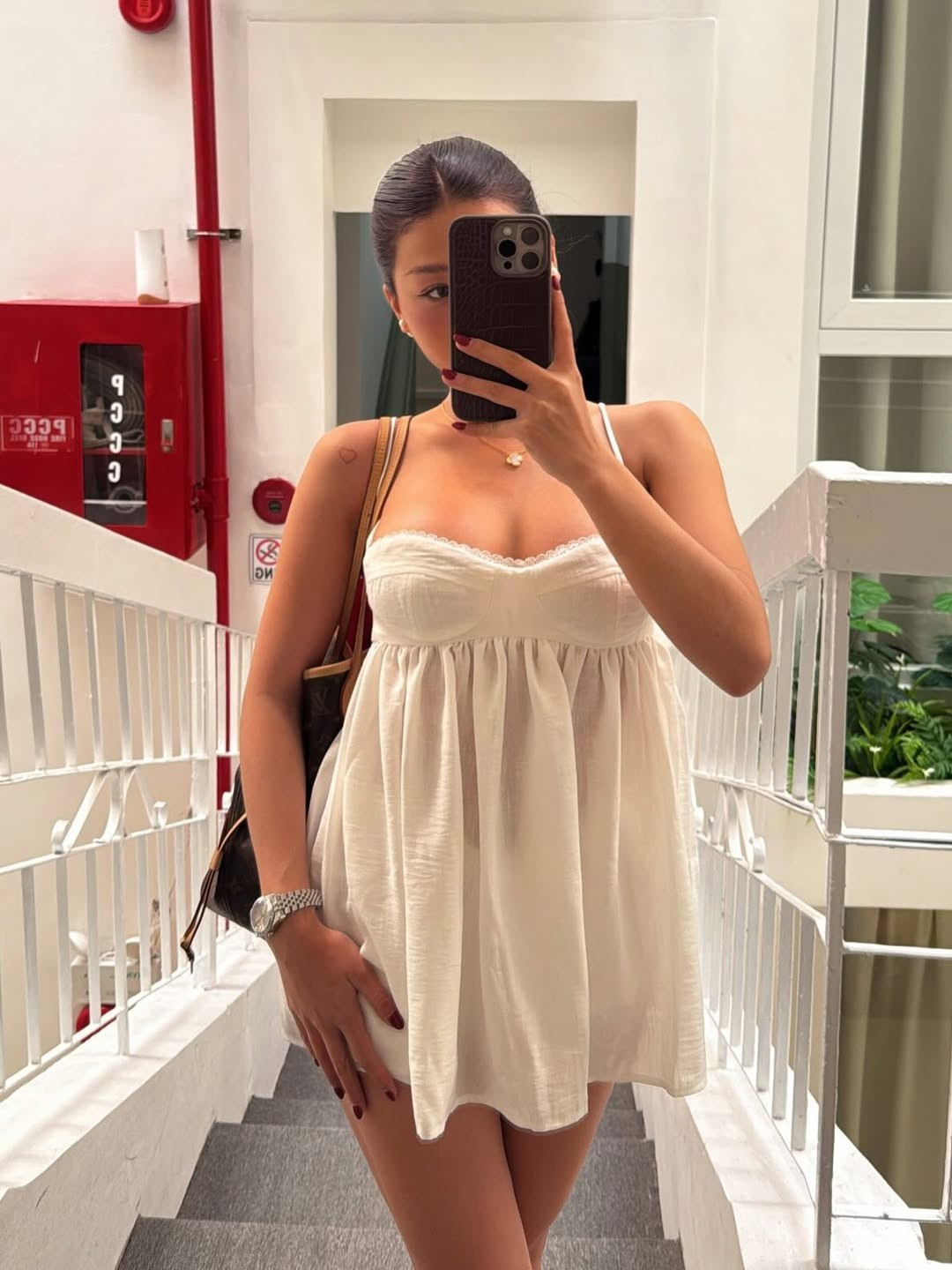 Đặc biệt, phần lưng váy được cắt xẻ sâu, để lộ tấm lưng trần nuột nà và săn chắc - minh chứng cho quá trình rèn luyện thể thao bền bỉ của Louis Phạm. (Ảnh: IGNV)