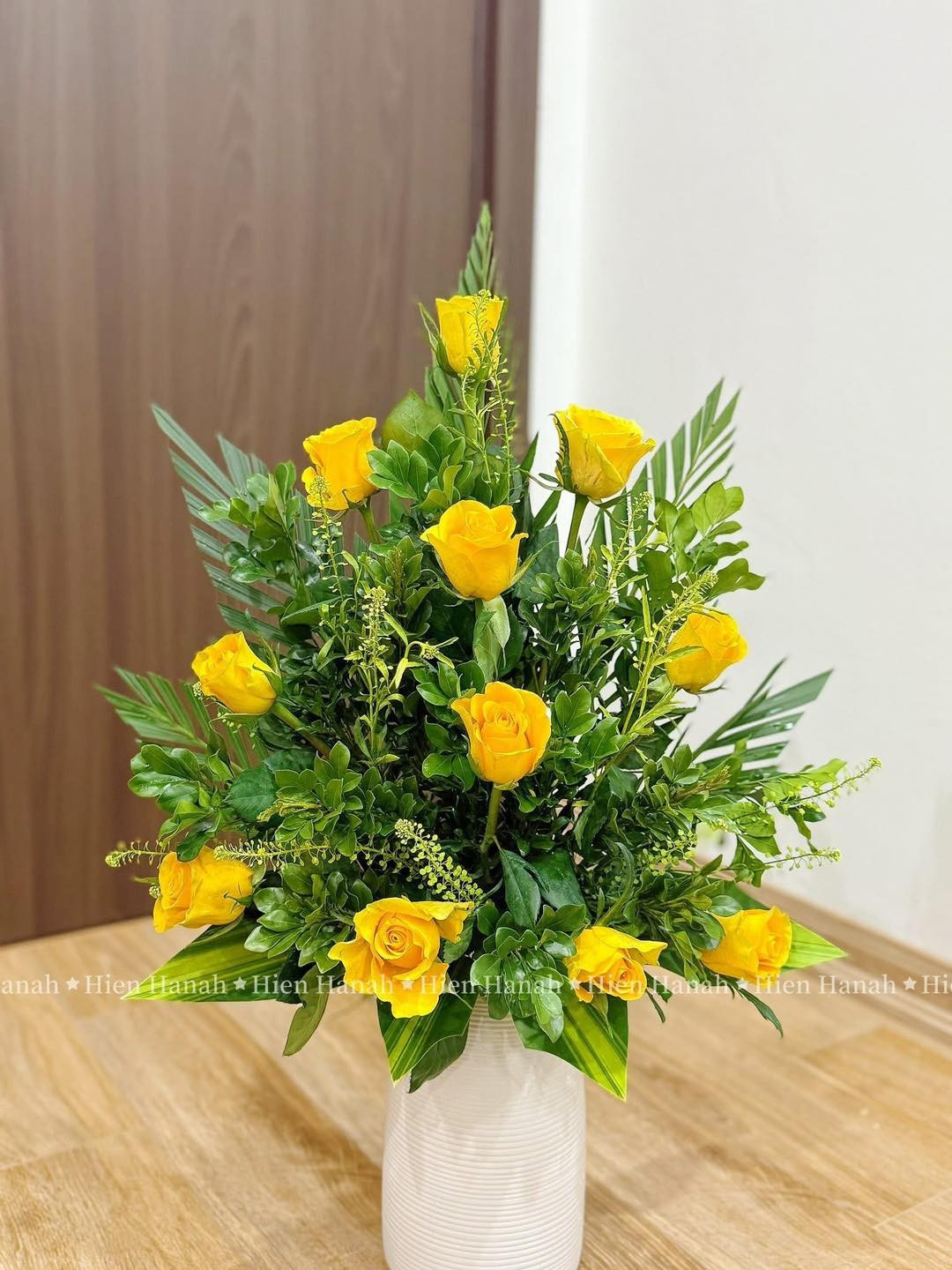 Không chỉ dừng lại ở hoa cúc, các loại hoa khác như hoa ly sắc sảo hay hoa hồng vàng quý phái cũng được cắm theo phong cách này, tạo nên vẻ đẹp thanh thoát và trang trọng cho góc tâm linh của gia đình.