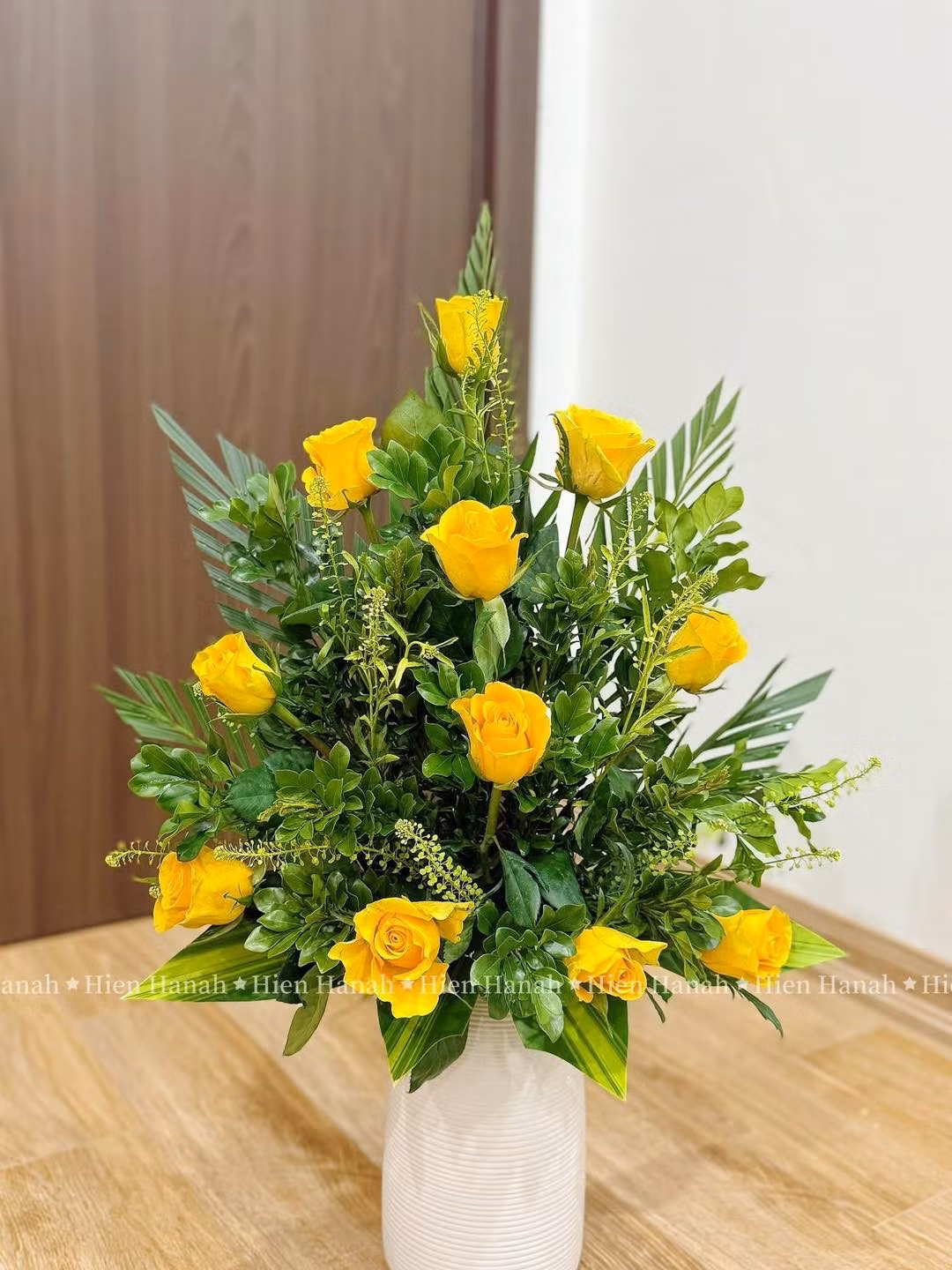 Không chỉ dừng lại ở hoa cúc, các loại hoa khác như hoa ly sắc sảo hay hoa hồng vàng quý phái cũng được cắm theo phong cách này, tạo nên vẻ đẹp thanh thoát và trang trọng cho góc tâm linh của gia đình.