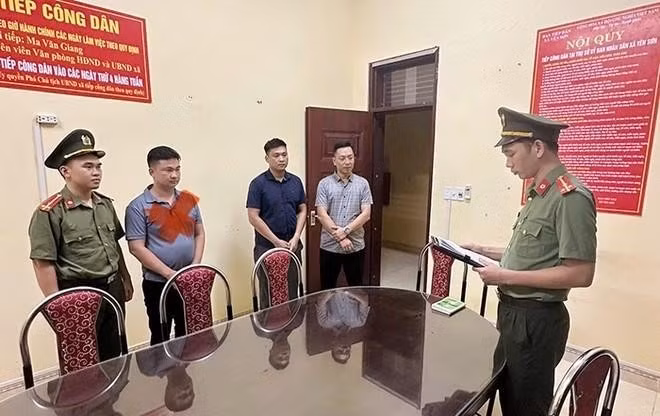 Cơ quan An ninh điều tra tống đạt các quyết định khởi tố đối với Vũ Văn Thìn. Ảnh: CACC.