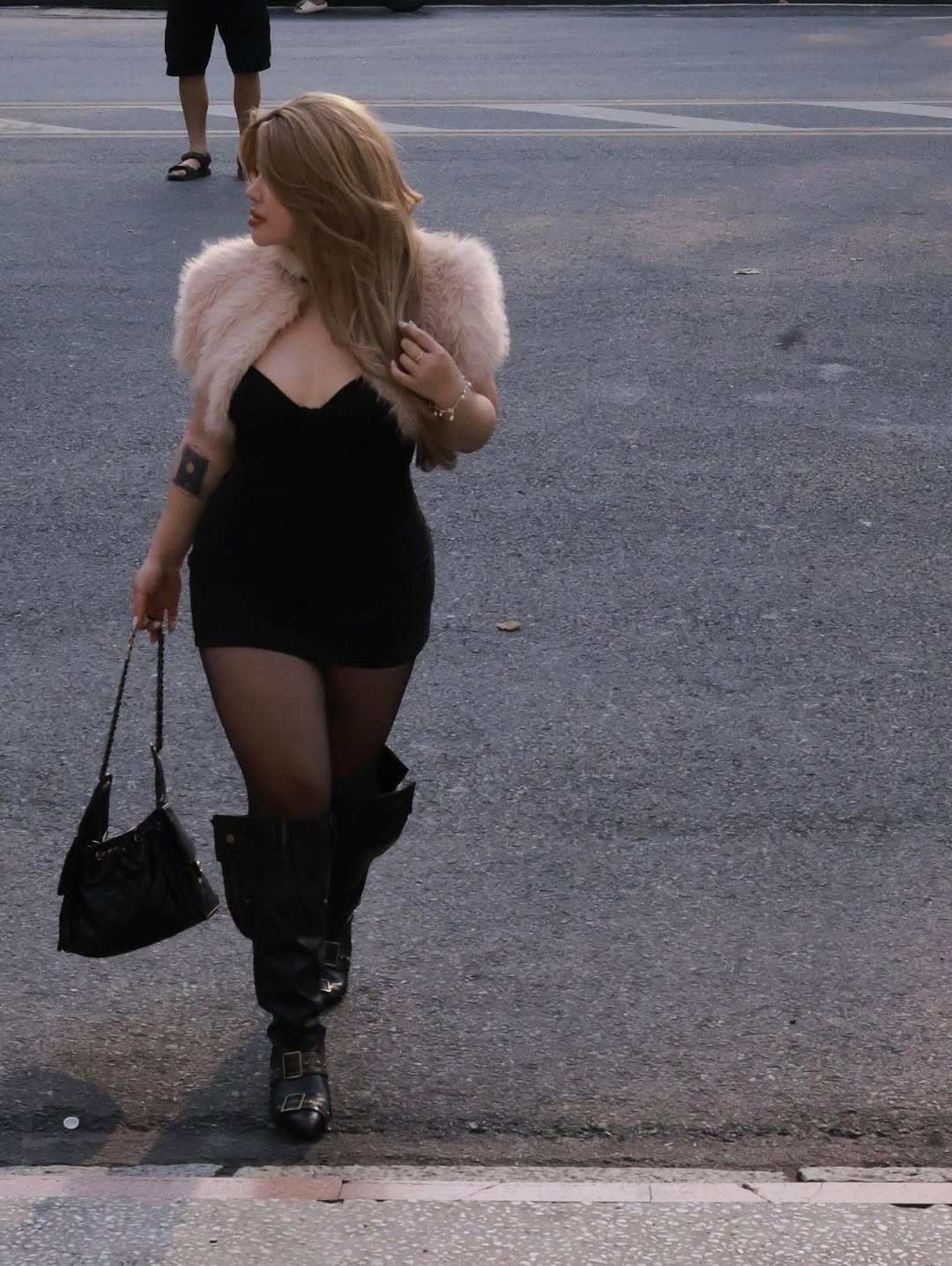 Để có được sự nổi tiếng như hiện tại, Cố Hữu Vi đã phải vượt qua không ít lời lẽ tiêu cực. Thay vì trốn chạy, cô chọn cách đối diện bằng thần thái tự tin và gu thẩm mỹ sắc sảo. (Ảnh: IGNV)