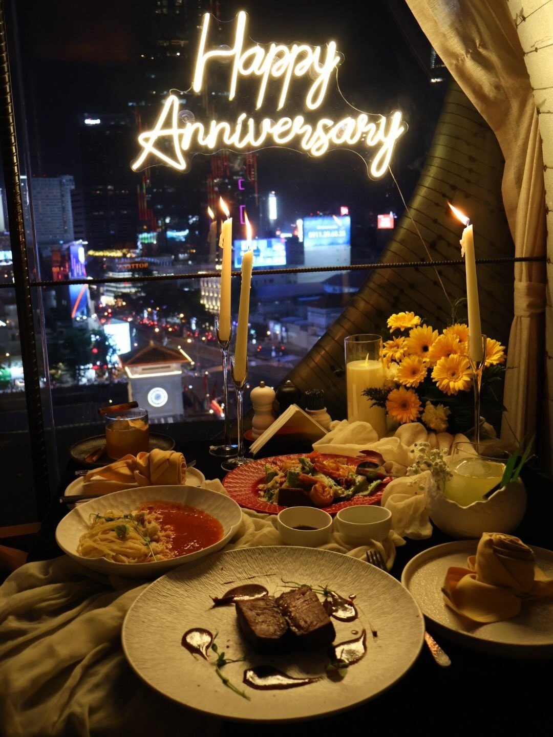 Không gian bữa tiệc kỷ niệm của cặp đôi được trang trí ngập tràn nến và hoa hồng đỏ, tạo nên không khí vô cùng ấm cúng. Trên bàn ăn là một chiếc bánh kem nhỏ xinh với dòng chữ "7th Anniversary" cùng những món quà tinh tế mà Minh Bình dành tặng bạn gái. (Ảnh: IG @hiann_)