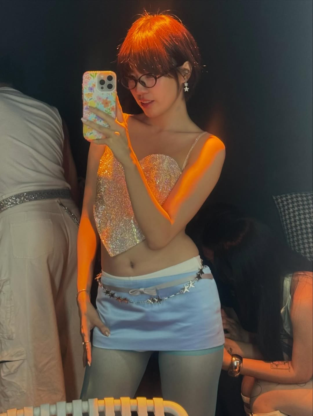 Ngay cả khi diện những bộ váy kim sa lấp lánh hay trang phục corset gợi cảm, mái tóc ngắn cá tính vẫn không hề làm giảm đi vẻ quyến rũ của cô. Ngược lại, nó còn tạo nên một sự tương phản đầy thú vị: vừa nữ tính, mềm mại ở đường cong cơ thể, vừa mạnh mẽ, gai góc ở gương mặt sắc sảo. (Ảnh: IGNV)