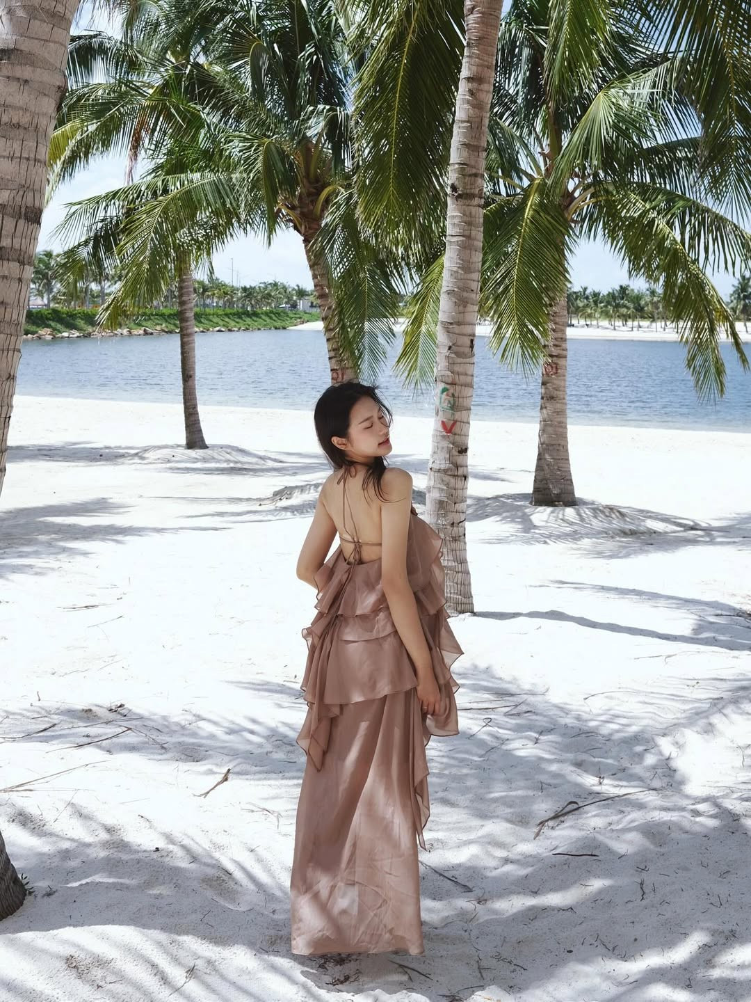 Doãn Hải My - bà xã cầu thủ Đoàn Văn Hậu, vừa "chiêu đãi" người hâm mộ một bộ ảnh mới đầy lãng mạn và ngọt ngào tại bãi biển.