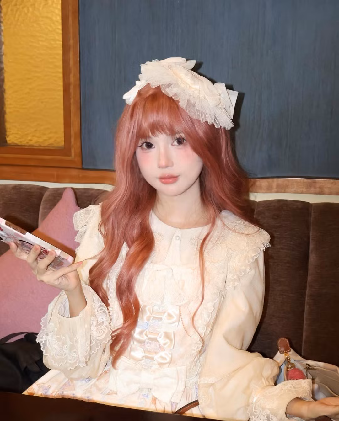 Đặc biệt, cô nàng mê mẩn những trang phục đậm chất Lolita, kết hợp cùng những phụ kiện kính cận và tai nghe, tạo nên hình ảnh một "cô gái nhà bên" vừa học thức vừa đáng yêu, như bước ra từ truyện trạnh.