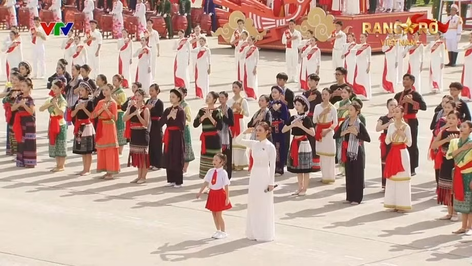 Trong Lễ kỷ niệm 80 năm Cách mạng Tháng Tám và Quốc khánh 2/9 (A80) tại Quảng trường Ba Đình - Hà Nội, giây phút màn nghệ thuật mở đầu được cất lên bởi giọng hát trong trẻo của bé gái 7 tuổi khiến hàng triệu người đang theo dõi xúc động. (Ảnh: Chụp màn hình)