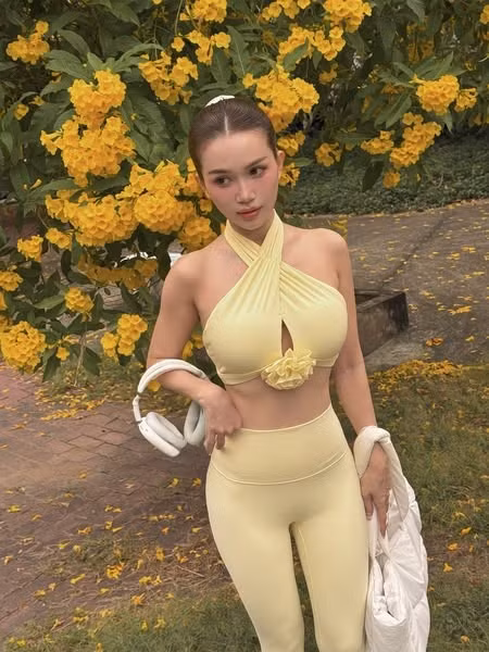 Sĩ Thanh luôn được biết đến là một trong những nghệ sĩ Việt có phong cách thời trang ấn tượng và vóc dáng đáng ngưỡng mộ. Mới đây, nữ ca sĩ tiếp tục khiến cộng đồng mạng "đứng ngồi không yên" khi khoe loạt ảnh diện đồ tập ôm sát, tôn trọn đường cong cơ thể quyến rũ.