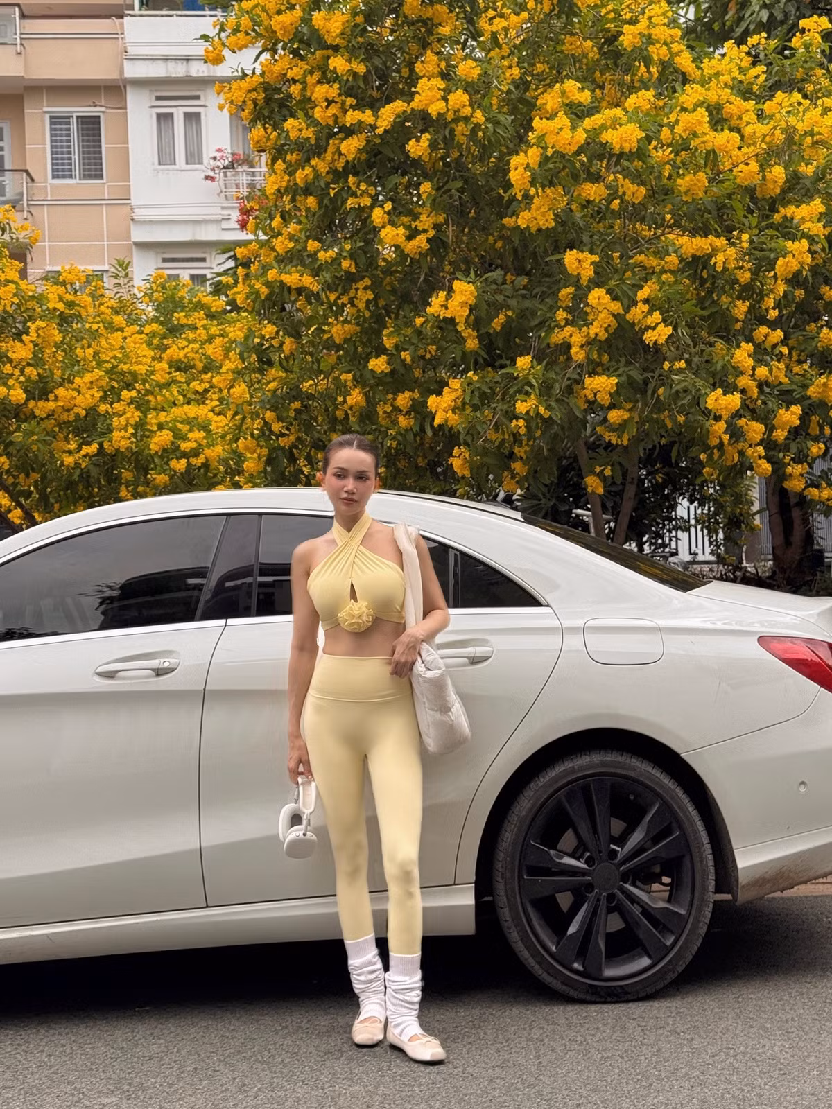 Sĩ Thanh còn tự tin khoe bóng lưng trần nuột nà, không chút mỡ thừa trong một bức ảnh chụp từ phía sau.