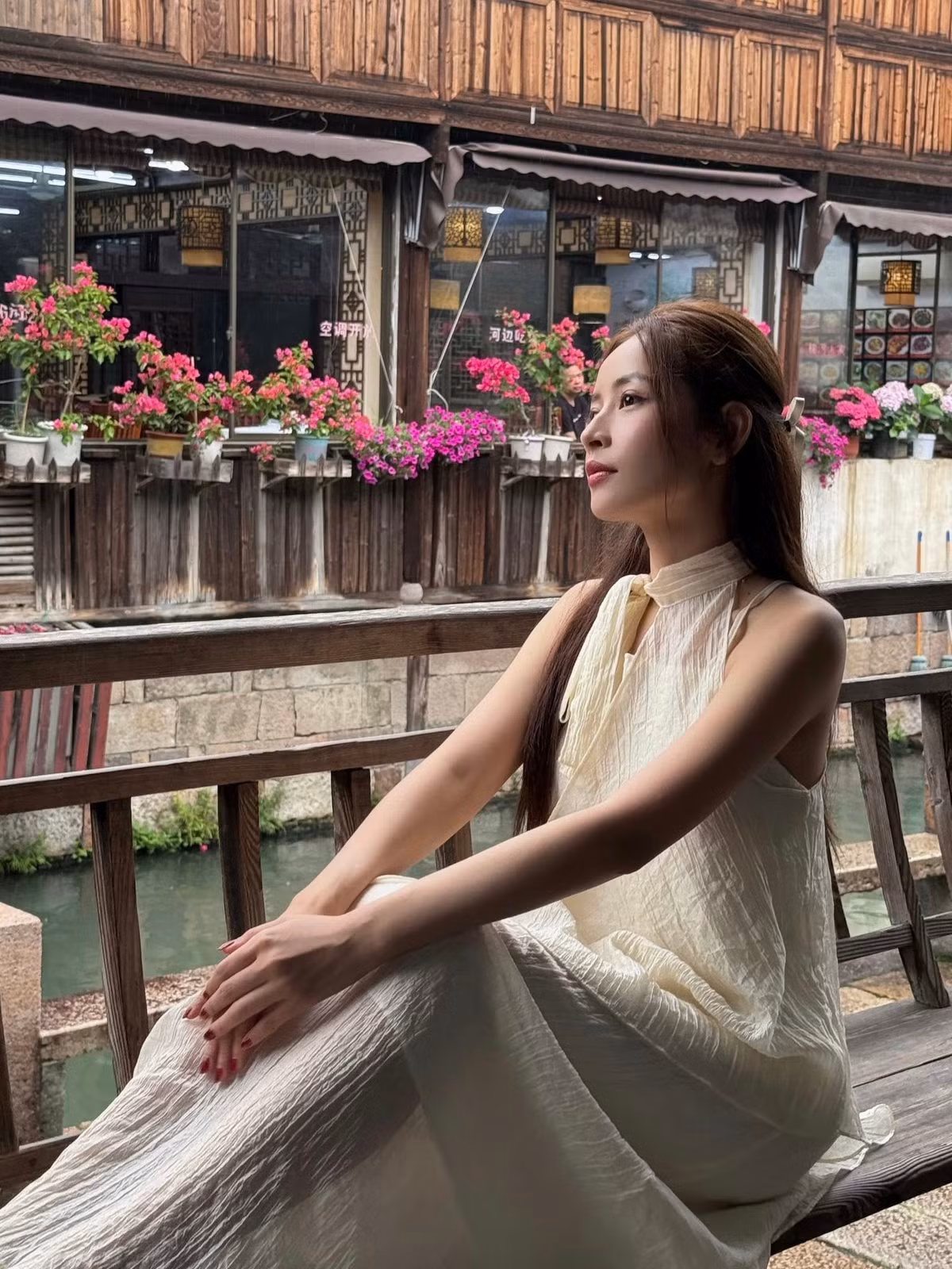 Sau thành công rực rỡ tại "Tỷ Tỷ Đạp Gió Rẽ Sóng" và các hoạt động nghệ thuật tại Trung Quốc, Chi Pu ngày càng chứng tỏ sự chuyên nghiệp và sức hút toàn cầu của mình. Cô liên tục xuất hiện tại các sự kiện quốc tế, hợp tác với các thương hiệu lớn và không ngừng làm mới hình ảnh, phong cách.