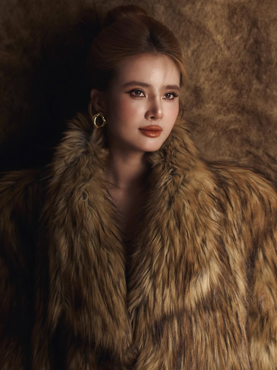 Với layout trang điểm nhấn vào đôi mắt sâu và bờ môi căng mọng tông nude, Khánh Chi toát lên vẻ đẹp ma mị, gợi cảm. (Ảnh: IGNV)