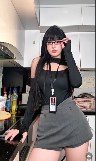 Để bắt đầu công việc nấu nướng, Tố Uyên nhanh chóng thay đổi phong cách khi khoác thêm chiếc tạp dề hoa nhí điệu đà. (Ảnh: IGNV)