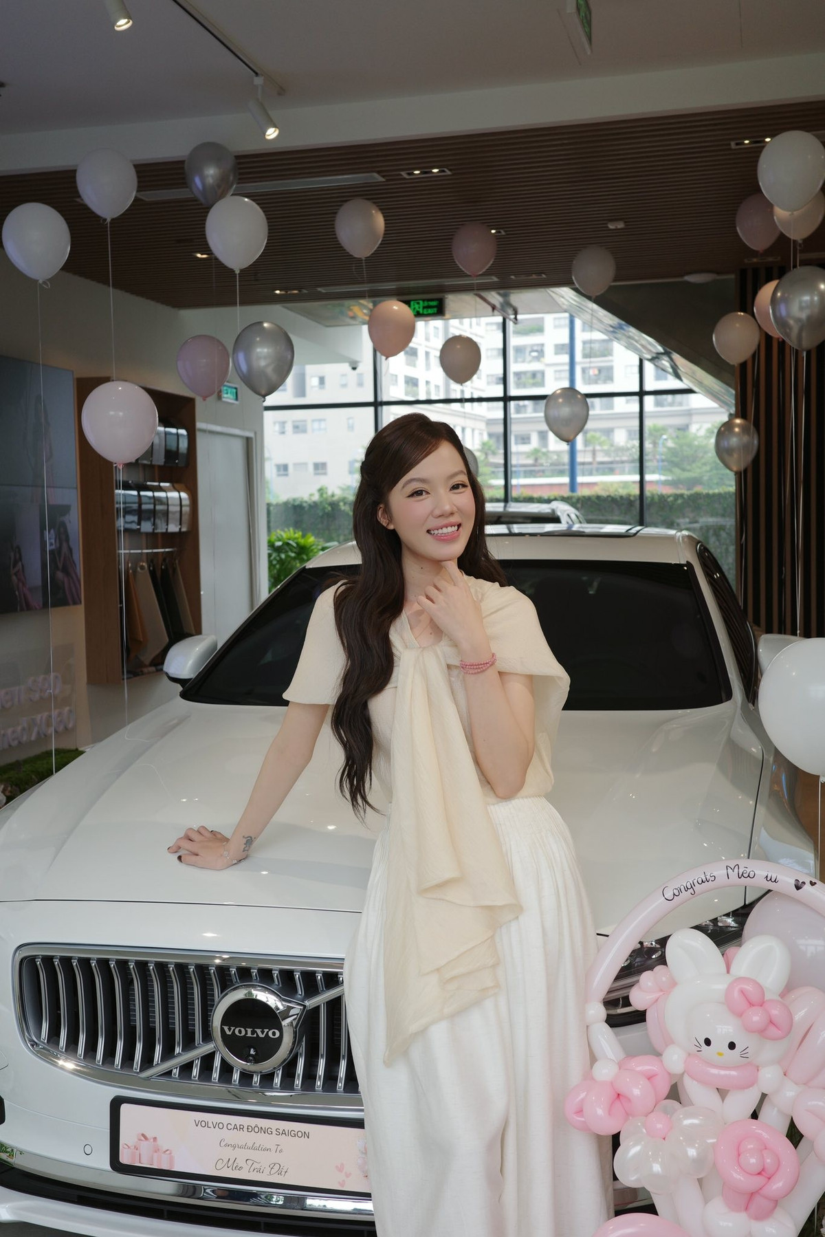 Volvo S90 Ultra nổi tiếng là mẫu xe dành cho những người thành đạt yêu thích sự tối giản nhưng đẳng cấp. Điểm nhấn của dòng xe này chính là chiều dài trục cơ sở vượt trội, mang lại không gian hàng ghế sau rộng rãi như những khoang hạng nhất trên máy bay. (Ảnh: FBNV)