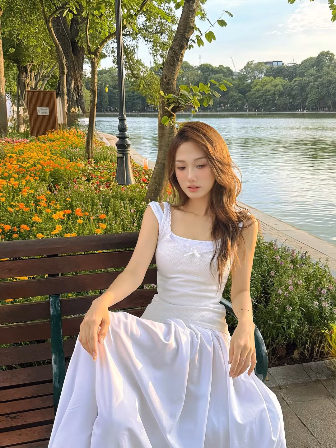 Vườn hoa ven hồ Hoàn Kiếm, vốn là điểm đến quen thuộc, nay trở thành “phim trường” ngoài trời đầy màu sắc, thu hút hàng loạt bạn trẻ đến check-in. (Ảnh: FBNV)