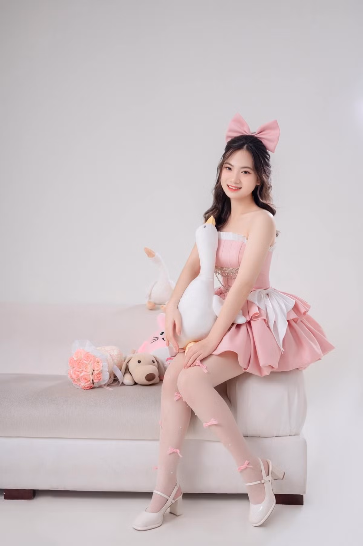 Sự đa dạng trong phong cách, từ mạnh mẽ, quyết đoán đến dịu dàng, trong trẻo, đã tạo nên một "bông hồng thép" không chỉ bản lĩnh mà còn đầy nữ tính, duyên dáng. (Ảnh: FB Phuong Ngan)