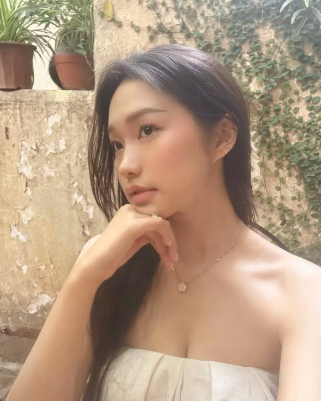 Từ bờ vai mềm mại, vòng một gợi cảm đến thần thái tự tin, Doãn Hải My chứng minh rằng: phụ nữ khi hạnh phúc và biết yêu bản thân, thì dù tăng vài cân cũng vẫn đẹp mê mẩn.