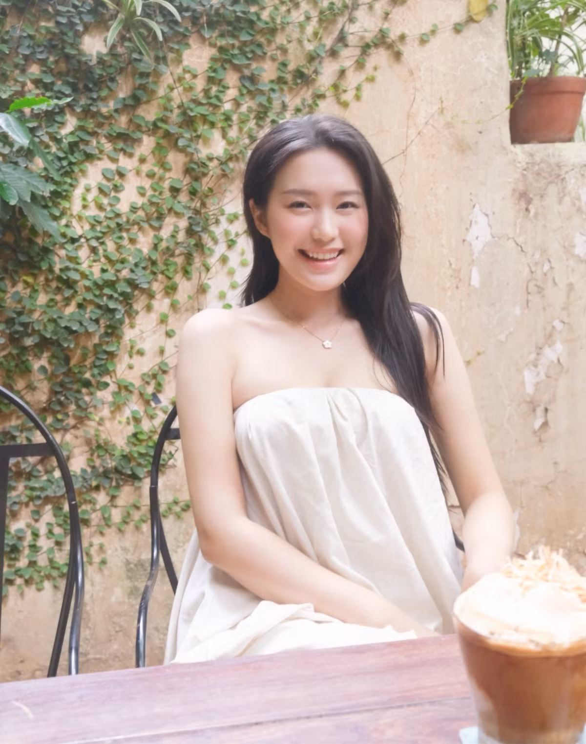 Trong một khoảnh khắc, cô khẽ tựa tay lên má, ánh mắt mơ màng nhìn xa xăm, tạo nên một khung cảnh vừa lãng mạn vừa cuốn hút. Một khoảnh khắc khác, nàng WAGs nhìn thẳng vào ống kính, cười rạng rỡ khiến người đối diện không thể rời mắt.