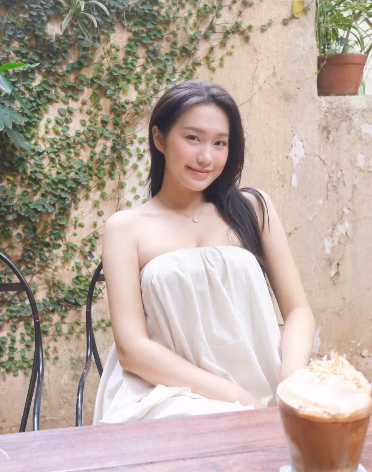 Làn da trắng mịn màng cùng xương quai xanh quyến rũ của Doãn Hải My được tôn lên một cách tinh tế dưới ánh sáng tự nhiên.