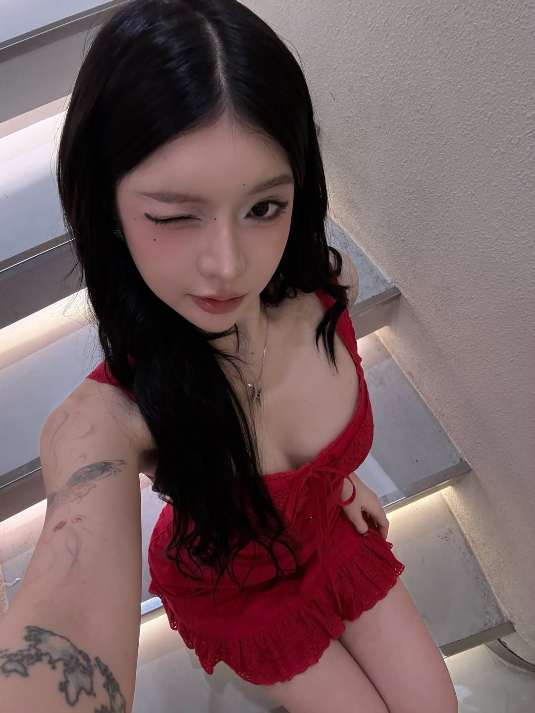 Dù là khi tạo dáng tinh nghịch với chiếc bánh croissant hay lúc nháy mắt cực tình trước ống kính, CiiN vẫn giữ được thần thái tự tin và cuốn hút. Đặc biệt, lối trang điểm nhấn vào đôi mắt sắc sảo cùng những hình xăm nghệ thuật trên cánh tay càng làm tăng thêm vẻ độc đáo, phá cách cho bộ ảnh. (Ảnh: IGNV)