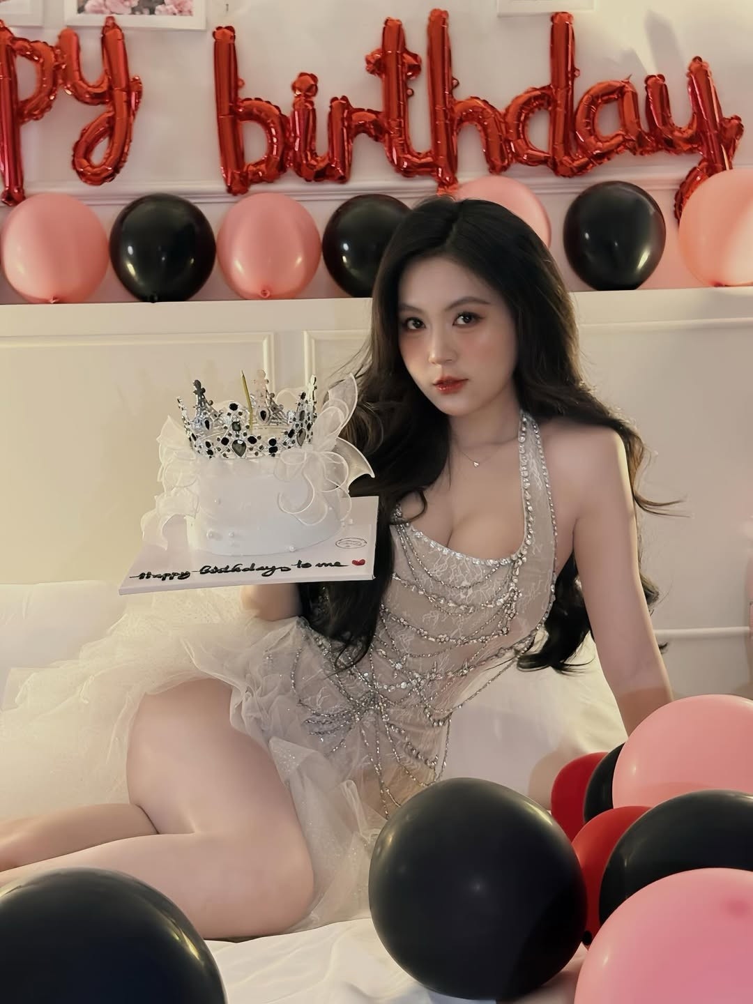 Mới đây, để đánh dấu cột mốc tuổi mới, người đẹp đã tung ra bộ ảnh mừng sinh nhật vô cùng quyến rũ ngay tại không gian riêng tư. (Ảnh: IGNV)