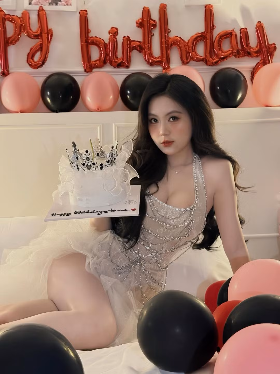 Mới đây, để đánh dấu cột mốc tuổi mới, người đẹp đã tung ra bộ ảnh mừng sinh nhật vô cùng quyến rũ ngay tại không gian riêng tư. (Ảnh: IGNV)