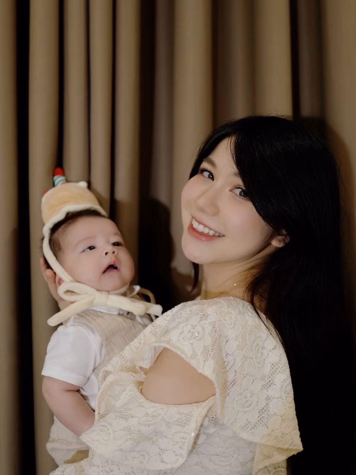 Dù đã bước vào con đường làm một mẹ bỉm chính hiệu, thế nhưng An Japan vẫn giữ được nét tươi trẻ, rạng ngời, khác hẳn hình ảnh đầu bù tóc rối khi nuôi con mọn trong ấn tượng của nhiều người về một mẹ bỉm.