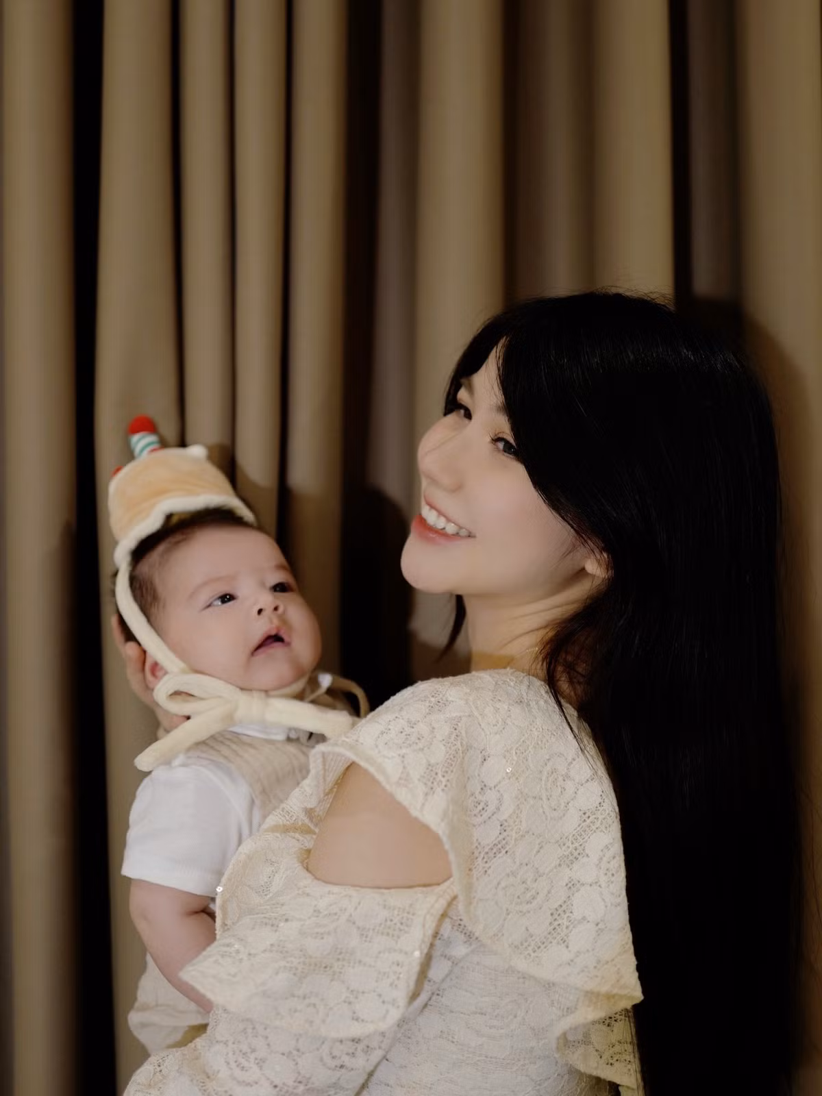 Trong loạt ảnh được chia sẻ, An Japan nở nụ cười rạng rỡ, tràn đầy vẻ đẹp viên mãn của một người mẹ trẻ, ôm ấp bé Tép bụ bẫm, đáng yêu.