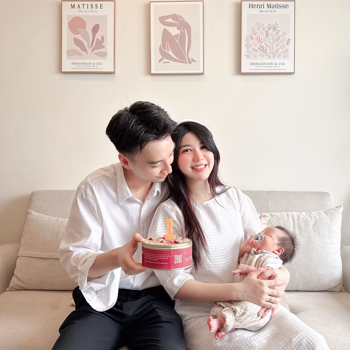 Không chỉ vậy, cô cũng chia sẻ nỗi lòng người làm mẹ với những câu chuyện áp lực với đủ thứ như làm sao để hút được nhiều sữa, rồi cũng trải qua câu chuyện kinh hoàng mang tên tắc tia sữa, hay việc con biếng ăn, "ăn nhả nhớt" không tập trung.