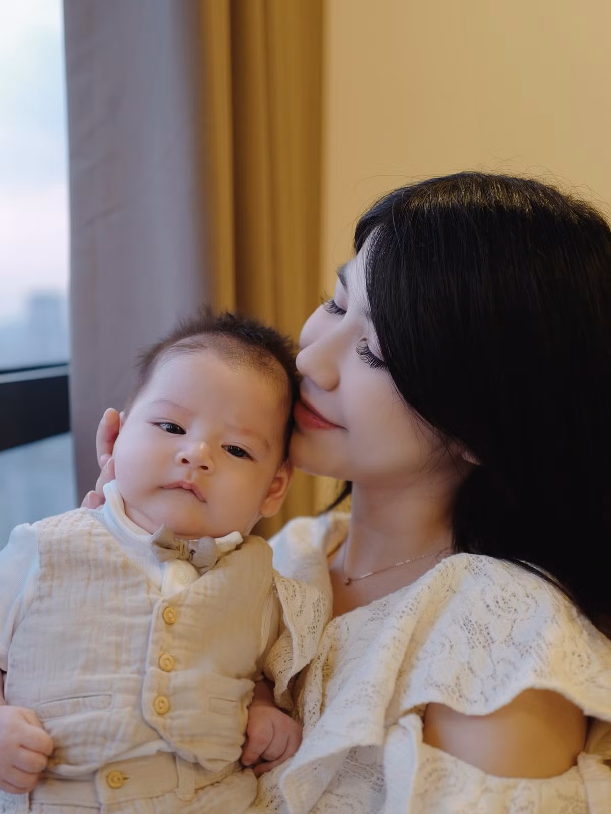 An Japan (tên thật là Lê Ngọc Hoài An), một trong những "hot girl đời đầu" đình đám của Hà thành, vừa bước sang tuổi 29 trong niềm hạnh phúc ngập tràn bên cậu con trai đầu lòng đáng yêu. Khoảnh khắc ấm áp này nhanh chóng nhận được sự quan tâm và lời chúc phúc từ cộng đồng mạng.