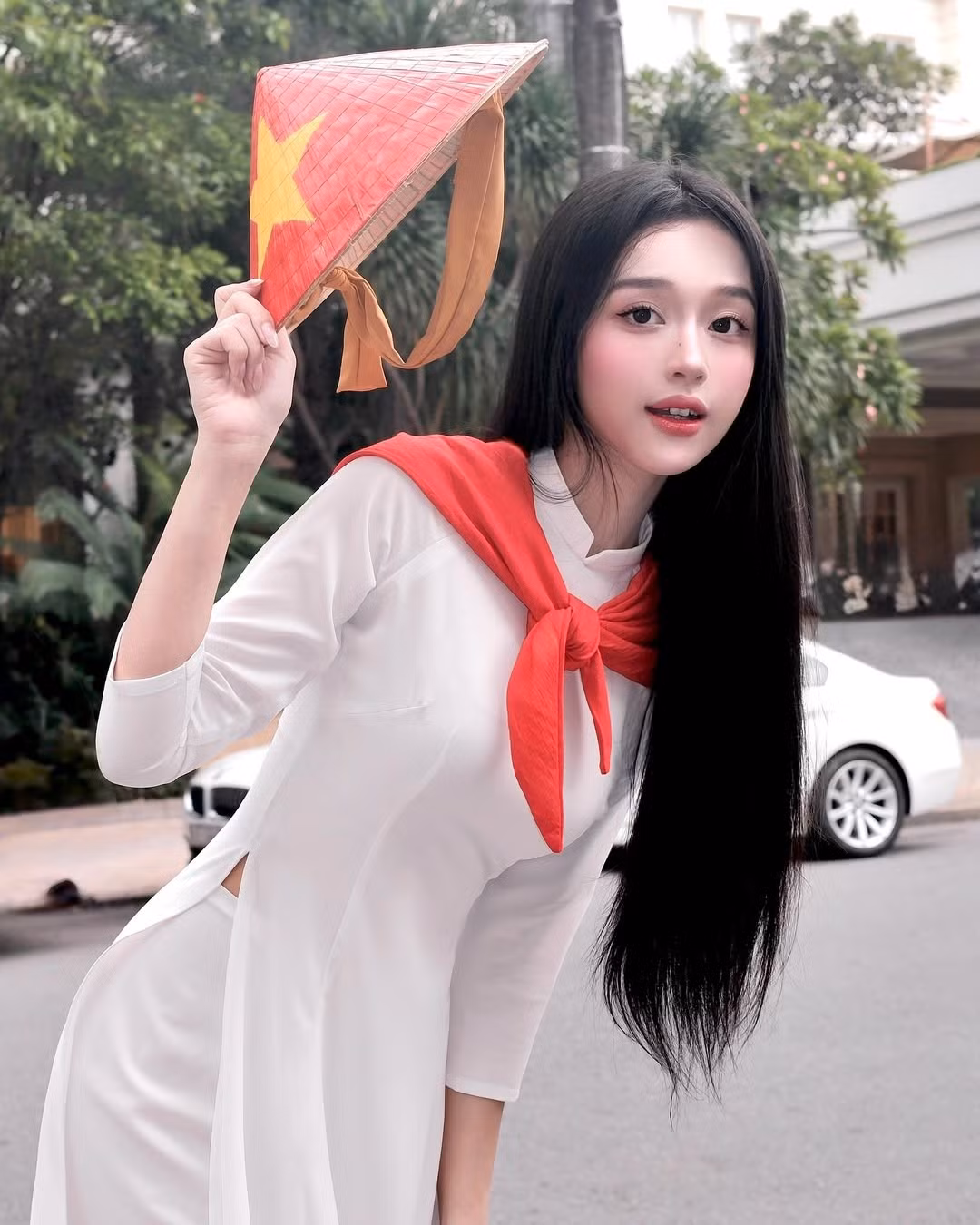 Hình ảnh cô cầm trên tay lá cờ đỏ sao vàng, đứng giữa những hàng cờ đỏ rợp trời, đã tạo nên một bức tranh đầy cảm xúc. (Ảnh: IGNV)