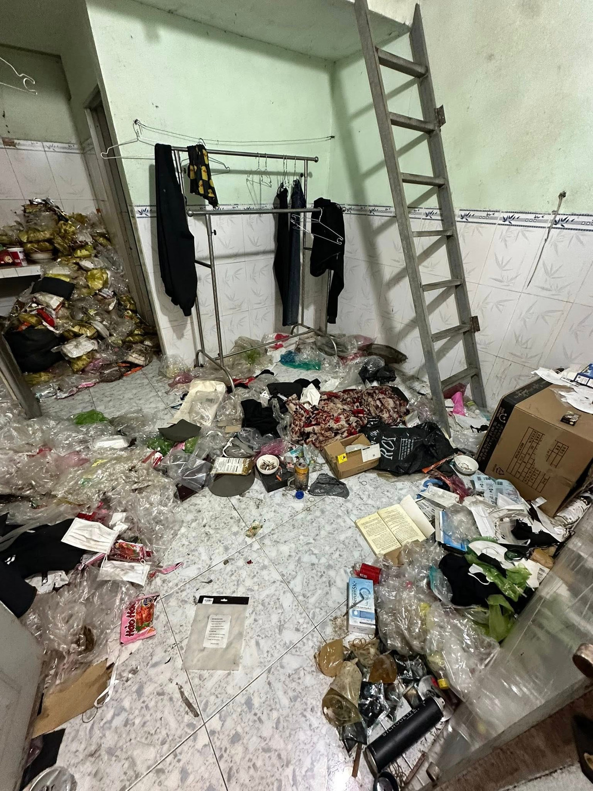 Câu chuyện nhanh chóng thu hút hàng nghìn lượt tương tác và bình luận vì sự tương phản cực độ giữa vẻ bề ngoài và lối sống của chàng trai này.