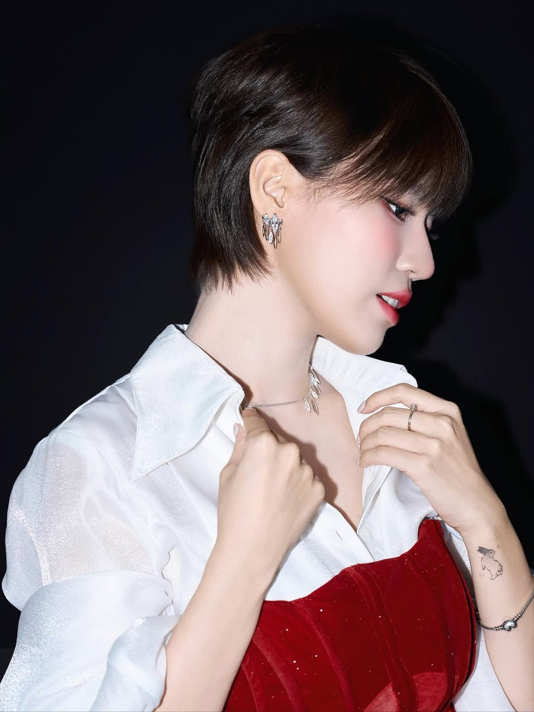 Thời gian gần đây, phong cách của Pháo có sự chuyển đổi rõ rệt. Cô không còn gắn liền với hình ảnh tóc dài nữ tính hay phong cách streetwear bụi bặm hoàn toàn, mà chuyển sang hình tượng trưởng thành, táo bạo và quyến rũ hơn. (Ảnh: IGNV)