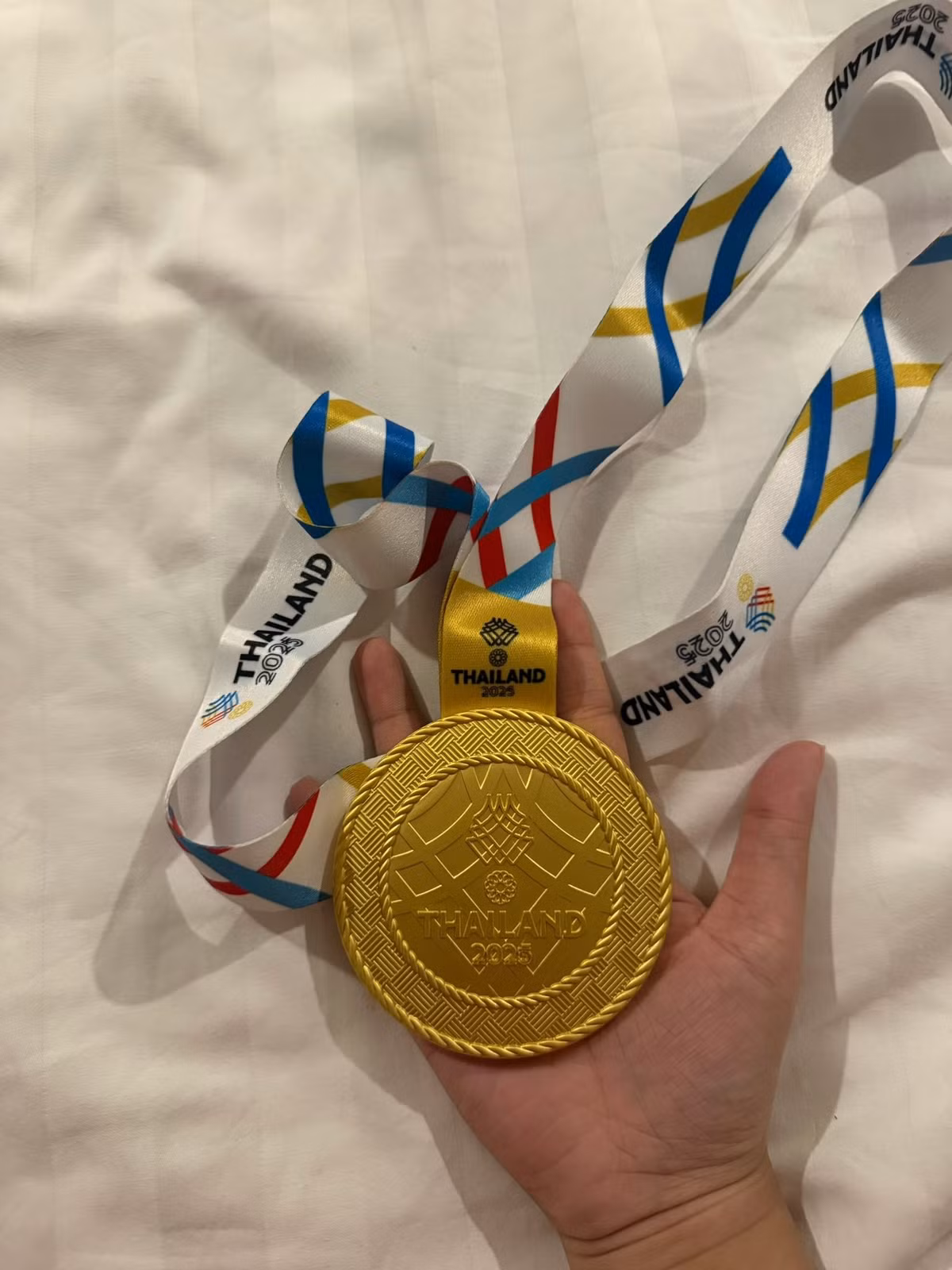 Dòng chia sẻ này không chỉ thể hiện niềm tự hào khi thực hiện được ước mơ của bản thân mà còn là lời hứa sẽ trở thành "phiên bản tốt hơn" của ba mẹ, giúp ba mẹ trải nghiệm những điều tốt đẹp nhất thông qua thành công của mình. (Ảnh: FBNV)