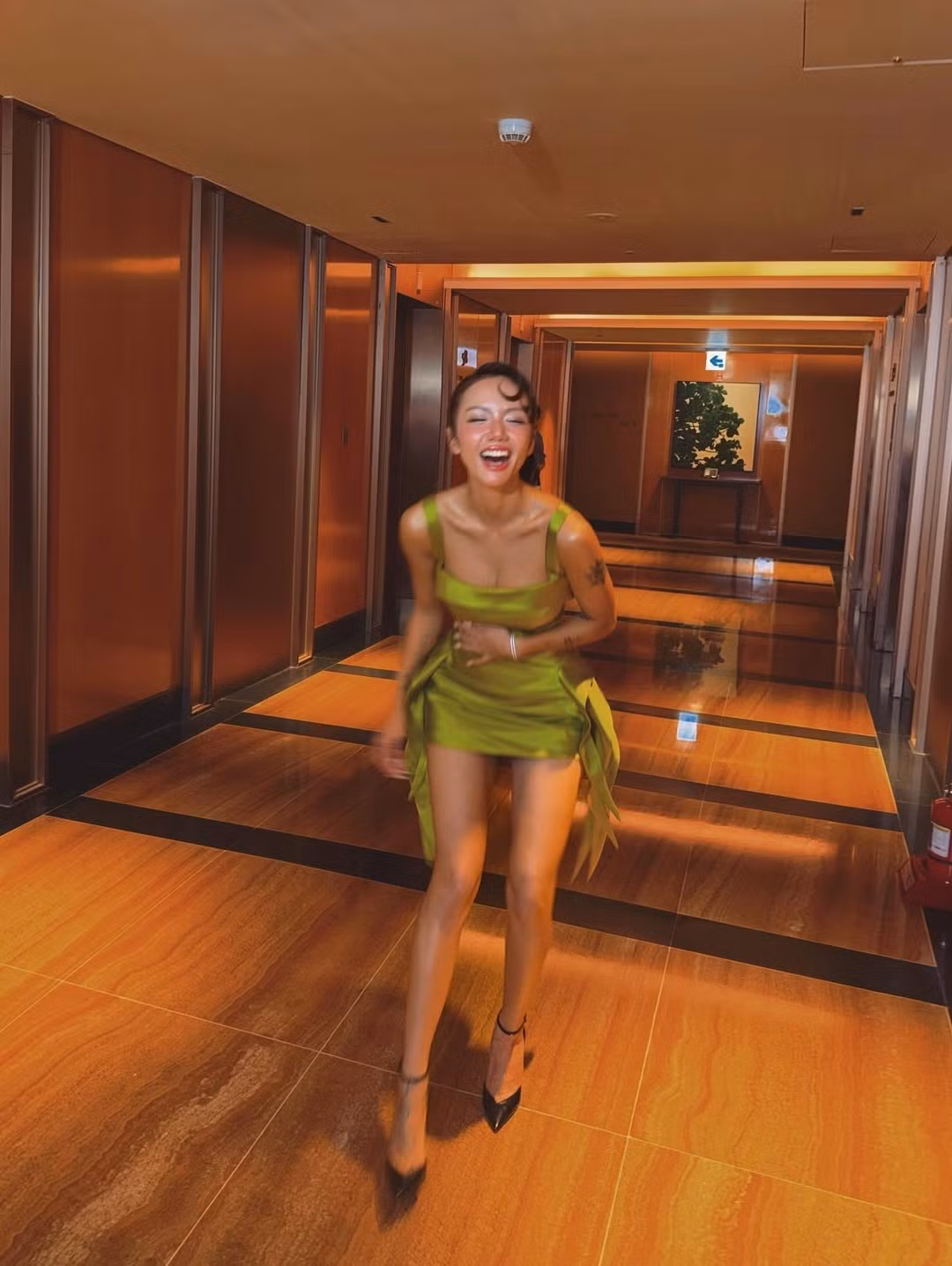 Phương Ly hoàn thiện vẻ ngoài bằng đôi giày cao gót mũi nhọn YSL màu đen, tạo nên sự tương phản màu sắc thú vị, thể hiện sự cá tính và sành điệu trong cách phối đồ. (Ảnh: IGNV)