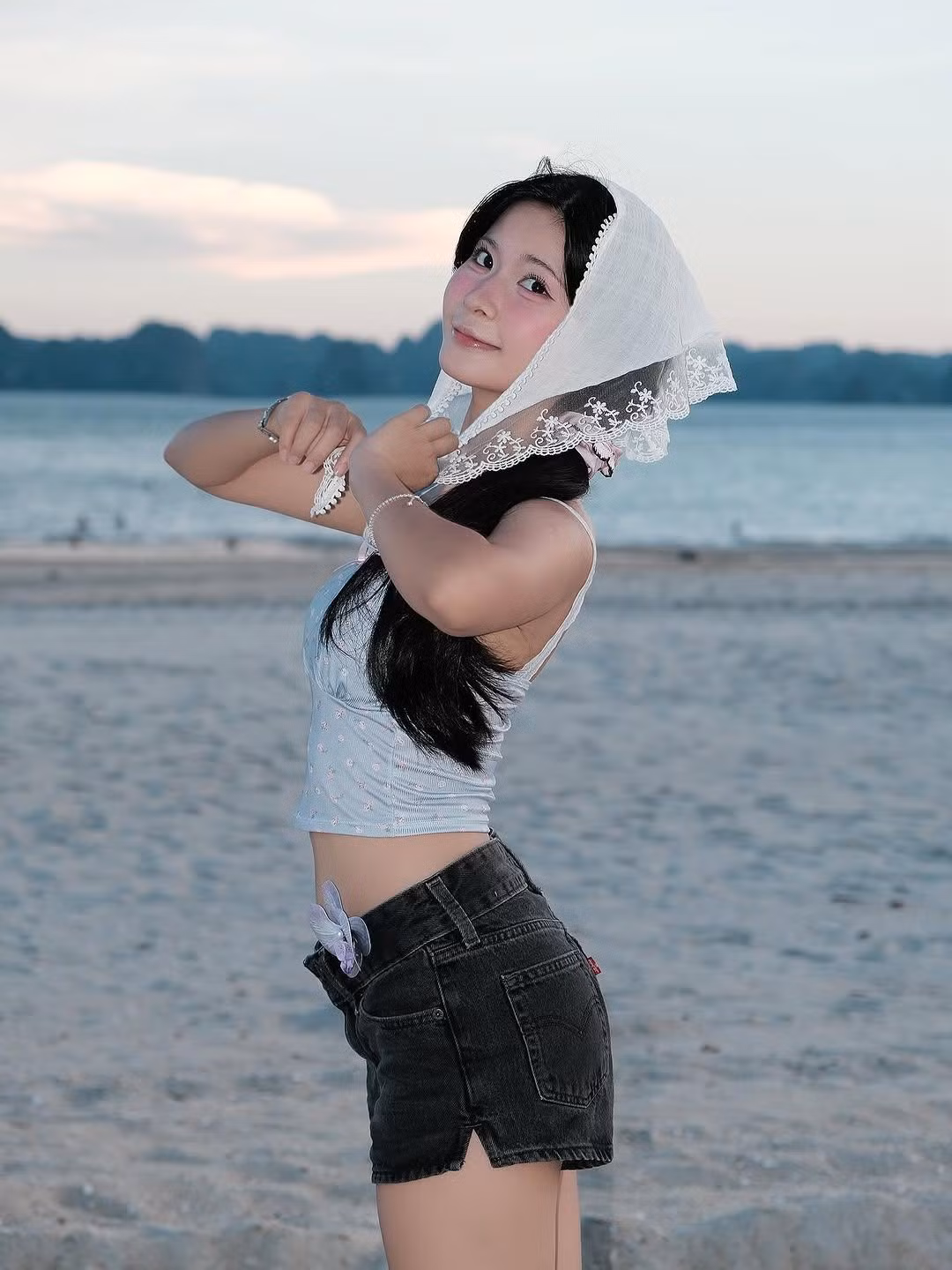 Dưới ánh hoàng hôn lãng mạn, Quỳnh Bei tự tin tạo dáng, khoe trọn vẻ đẹp thanh thoát và đôi má ửng hồng. (Ảnh: FBNV)(Ảnh: FBNV)