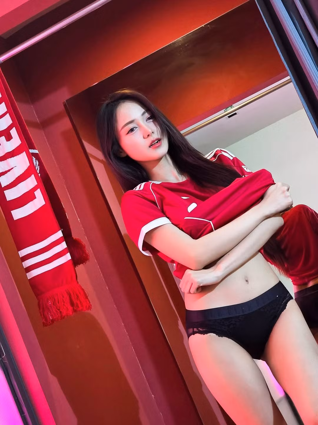 Mới đây, cô nàng hot girl Thái Lan Ponsawan Phusua vừa đăng tải bộ ảnh để thể hiện tinh thần ủng hộ cho đội bóng mình yêu thích. (Ảnh: IGNV)