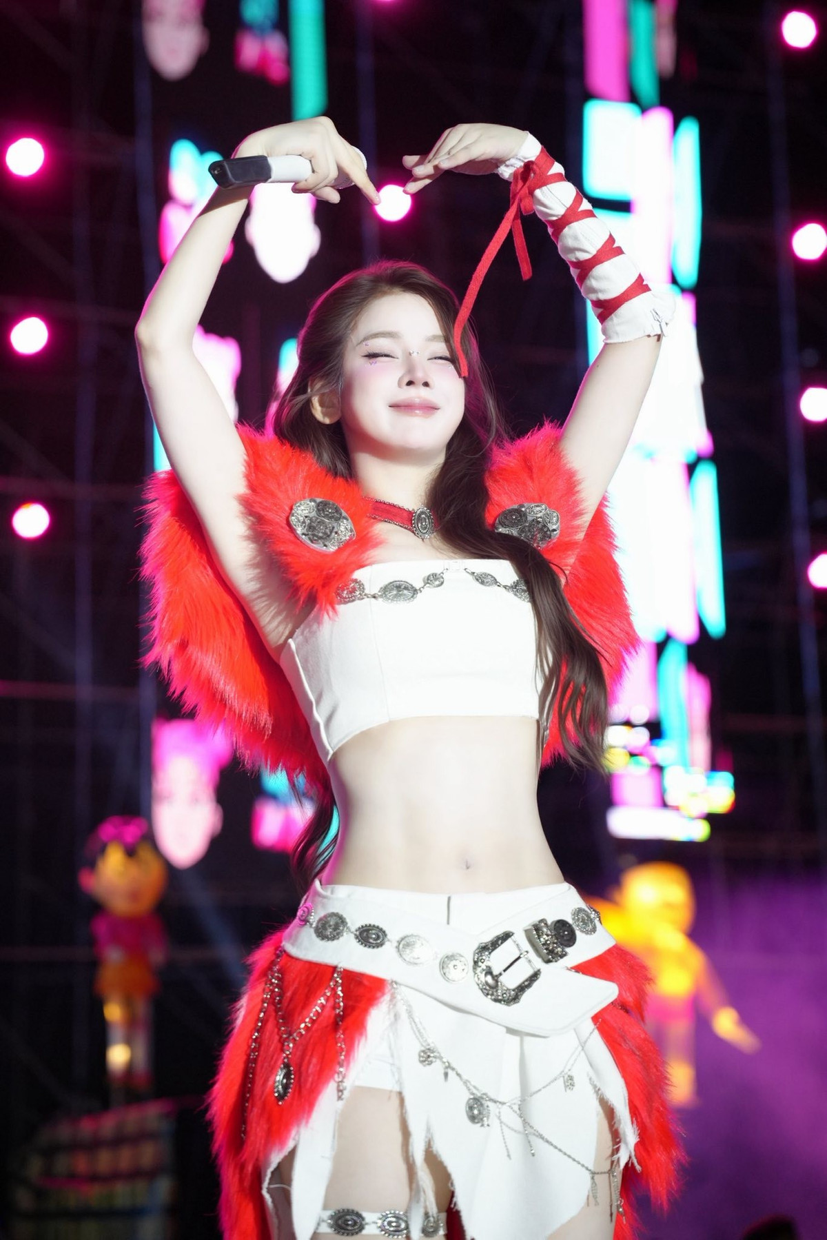 Sự lầy lội trong những video khui hàng bom là một khía cạnh gần gũi khác của DJ Mie, bởi khi đứng sau bàn mix, cô nàng hoàn toàn lột xác thành một nghệ sĩ đầy bản lĩnh và cuốn hút. Được mệnh danh là "Búp bê DJ" của làng nhạc Việt, Mie luôn biết cách làm chủ sân khấu bằng nguồn năng lượng bùng nổ và kỹ năng xử lý âm nhạc điêu luyện. (Ảnh: FBNV)