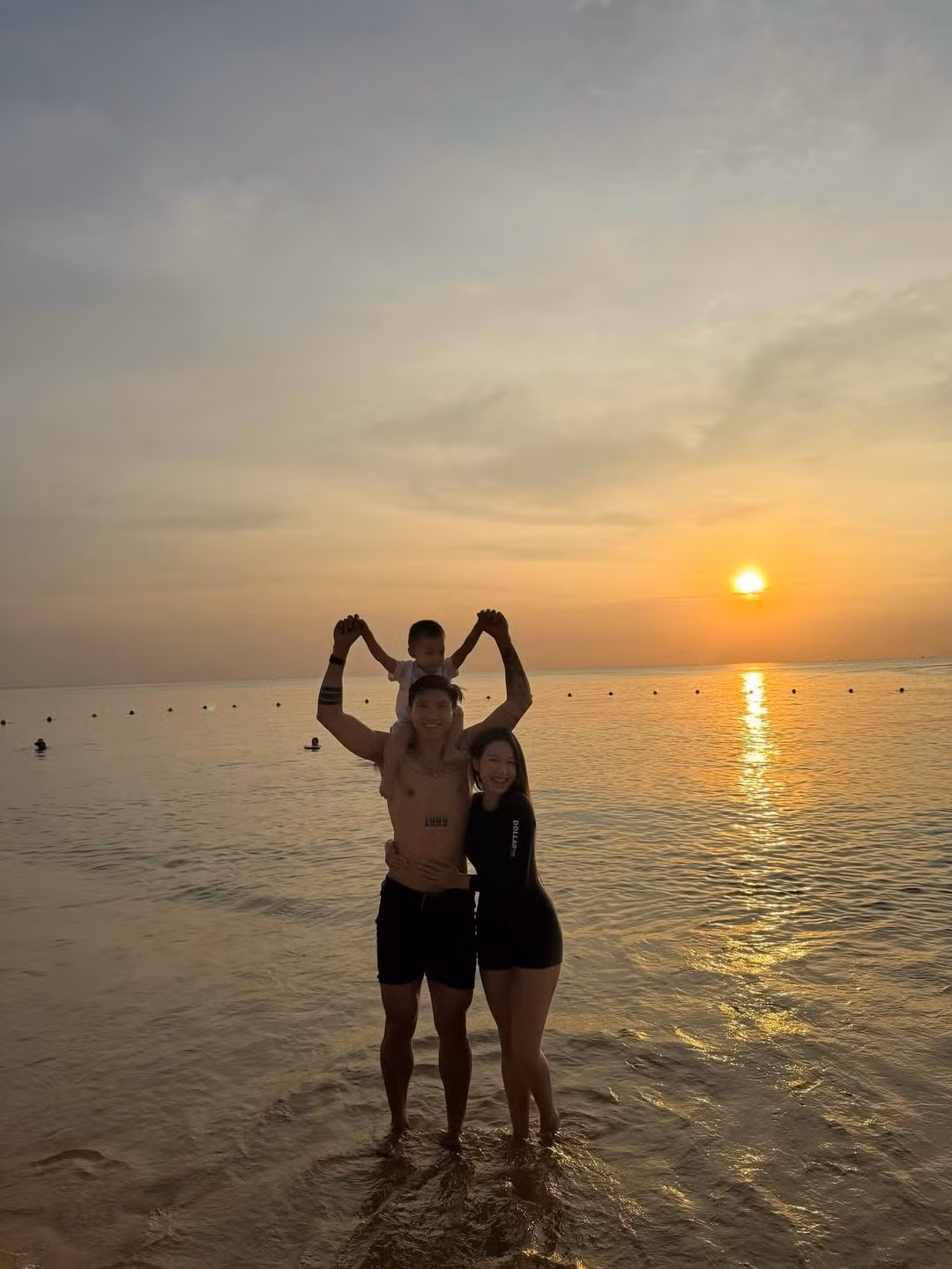 Những bức ảnh ngược sáng ghi lại cảnh ba thành viên nắm tay nhau đi dạo trên bờ biển, hay giây phút bé Lúa được bố Hậu công trên vai, tạo nên hình ảnh gia đình vô cùng ấm áp, bình yên. (Ảnh: IGNV)